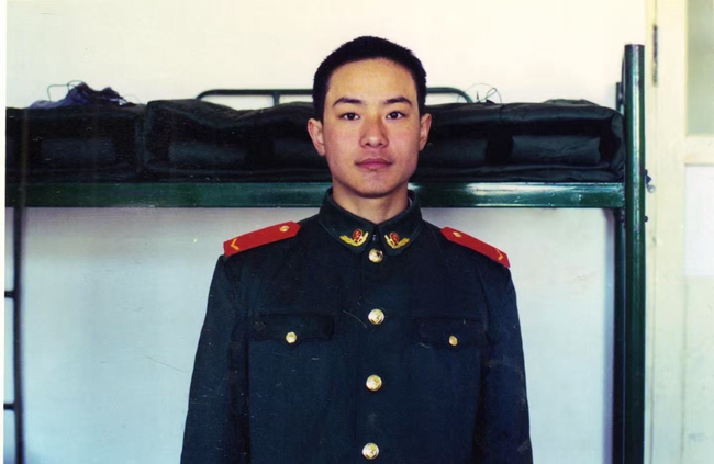 在部隊服役期間的楊經華