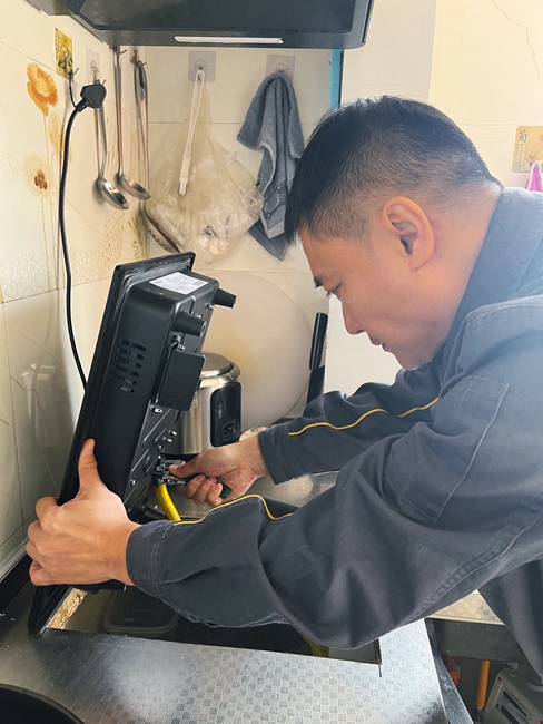 楊經華為居民檢測燃氣安全