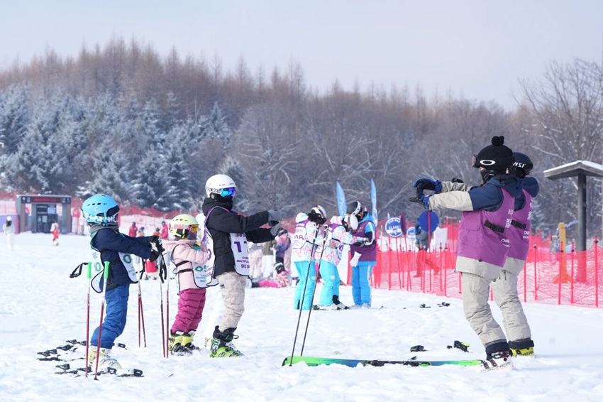 吉林“季節限定”冰雪假，為冰雪經濟的熱力故事寫下了一個強勁的開篇。人民網記者 李洋攝