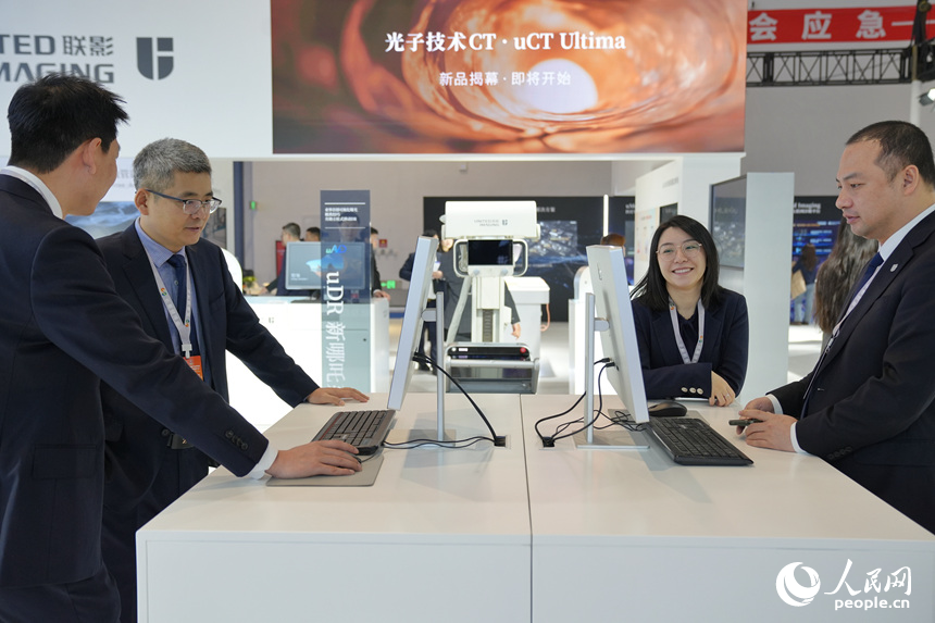 參展商在展會(huì)洽談。人民網(wǎng)記者 李洋攝