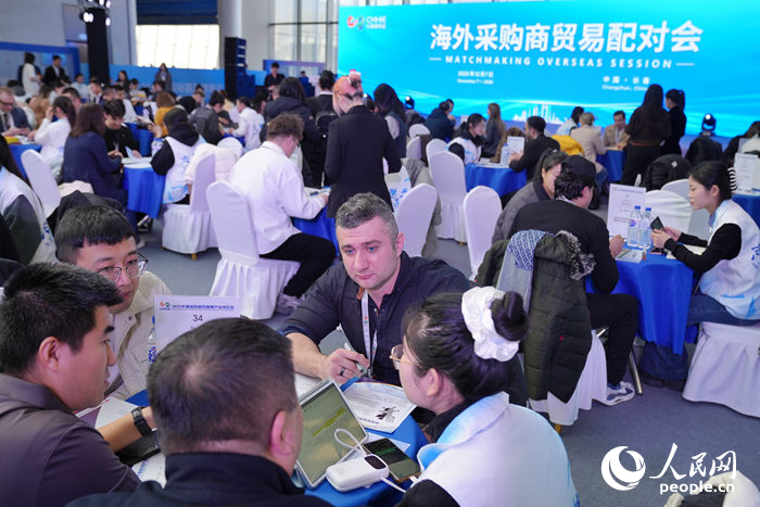 海外采購商與醫(yī)藥代表洽談。人民網(wǎng)記者 李洋攝