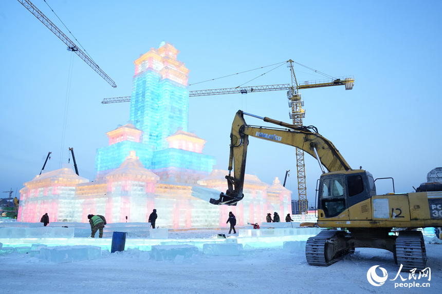 大型機械在園區內運冰。人民網記者 李洋攝