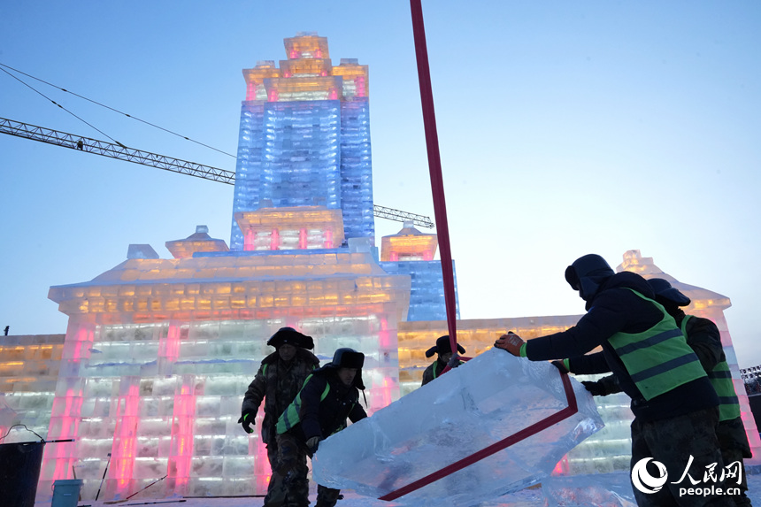 工人們在工地運冰。人民網記者 李洋攝