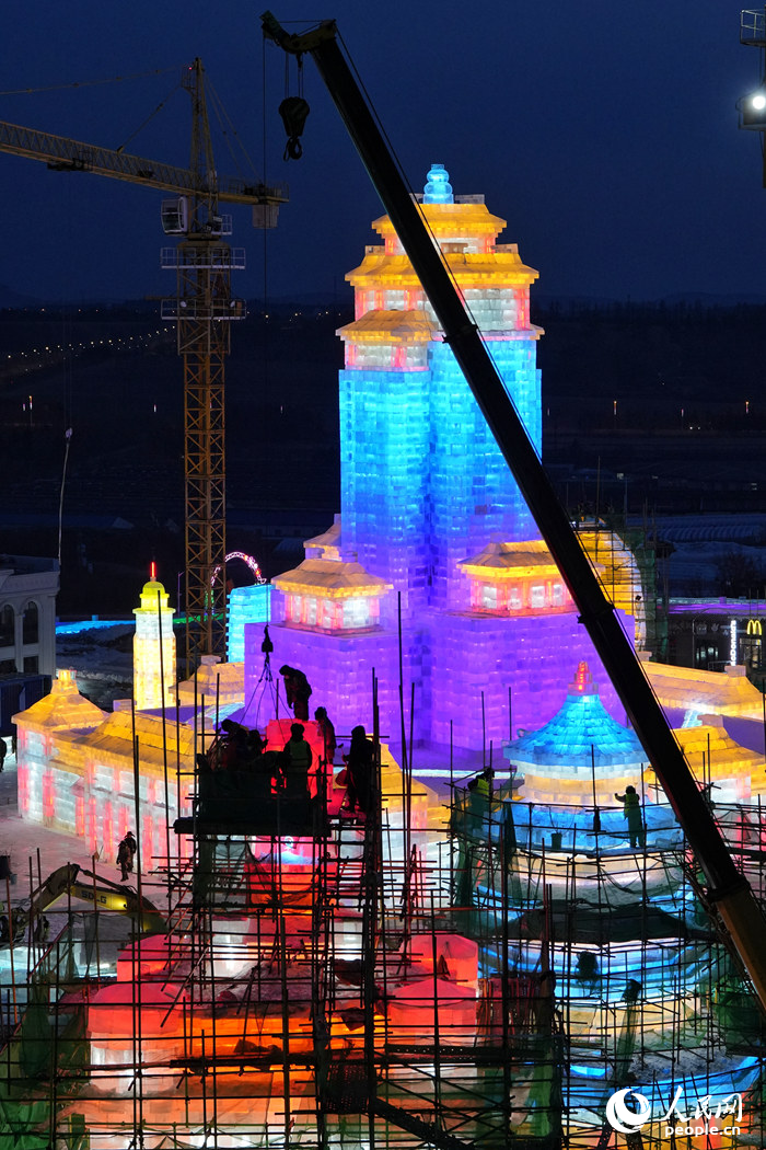 工人正在景區(qū)里施工。人民網(wǎng)記者 李洋攝