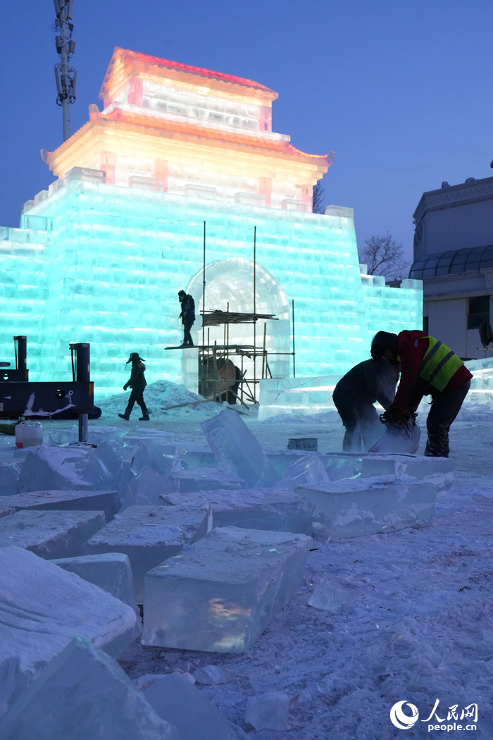 建設中的大型冰建。人民網記者 李洋攝