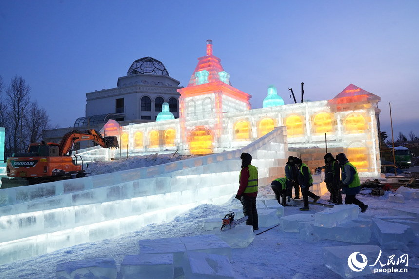建設中的大型冰建。人民網記者 李洋攝