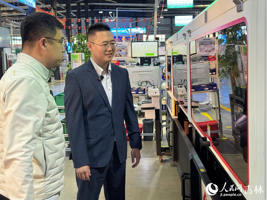 吉林省吉翼具身智能機器人有限公司董事長、長春捷翼汽車科技股份有限公司CEO王超（左二）。人民網記者 李思玥攝