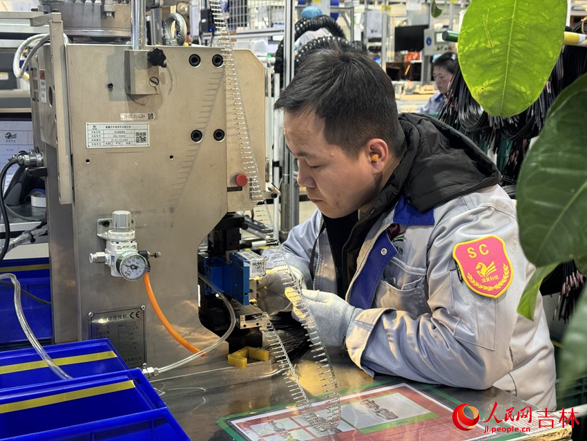 在長春捷翼汽車科技股份有限公司的生產車間里，技術工人正在專注操作。人民網記者 李思玥攝