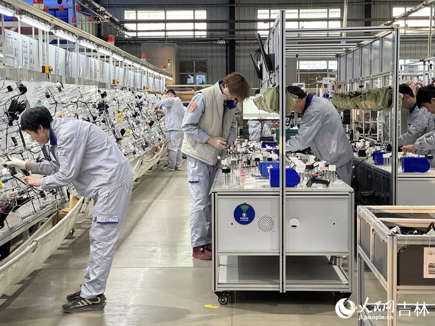 長春捷翼汽車科技股份有限公司生產車間內，工人們在各自工位上有條不紊地操作。人民網記者 李思玥攝