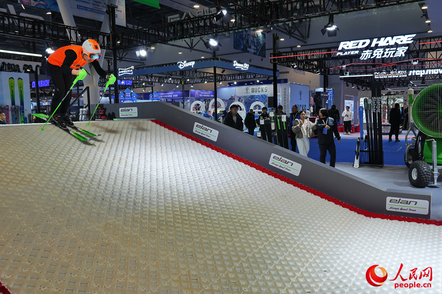 一位滑雪愛好者在雪博會上體驗滑旱雪。人民網(wǎng)記者 李洋攝