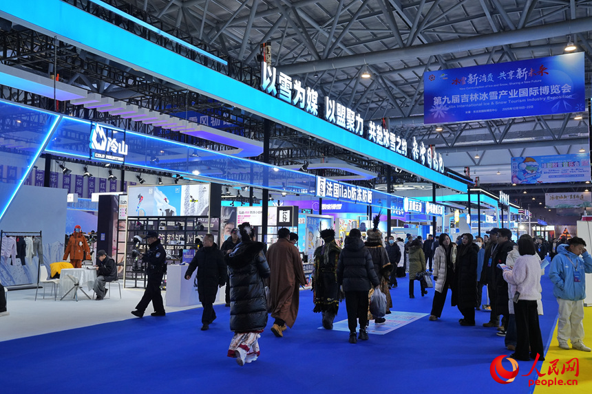 觀眾在雪博會上參觀。人民網(wǎng)記者 李洋攝
