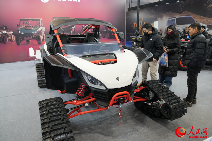 觀眾在雪博會上了解冰雪裝備。人民網記者 李洋攝