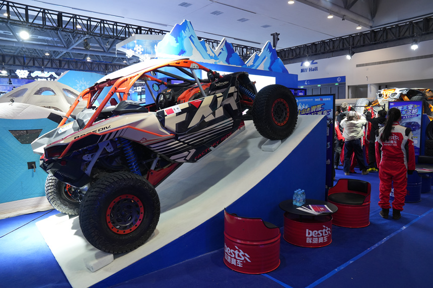 雪博會上展示的冰雪越野車。人民網(wǎng)記者 李洋攝