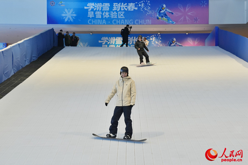 滑雪愛好者在雪博會上體驗滑旱雪。人民網記者 李洋攝