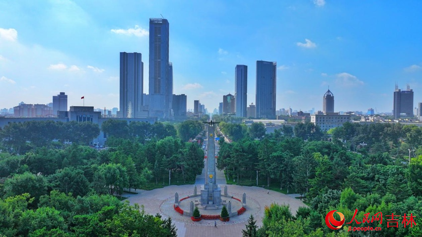 人民廣場內，修繕一新的蘇軍烈士紀念塔。人民網記者 李洋攝