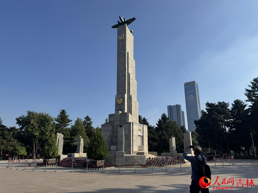 用鏡頭記錄蘇聯紅軍烈士紀念塔的侯志國。人民網記者 李思玥攝