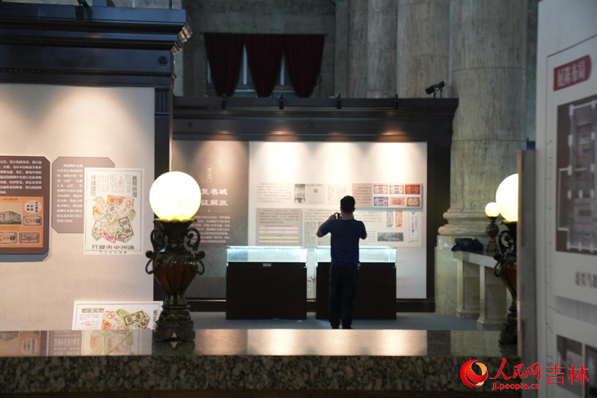 游客在偽滿中央銀行總行舊址觀看“見證與重生”專題展。人民網記者 李洋攝