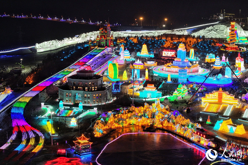 12月19日晚，長春冰雪新天地開門迎客。人民網記者 李洋攝
