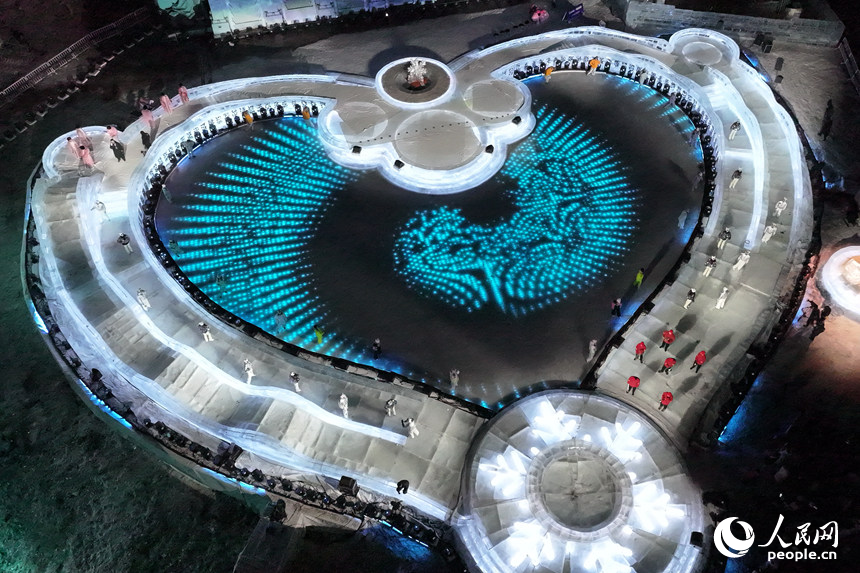 園區內的心形冰舞臺。人民網記者 李洋攝