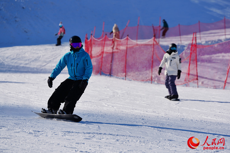 滑雪愛好者在北大湖滑雪度假區滑雪。人民網記者 李洋攝