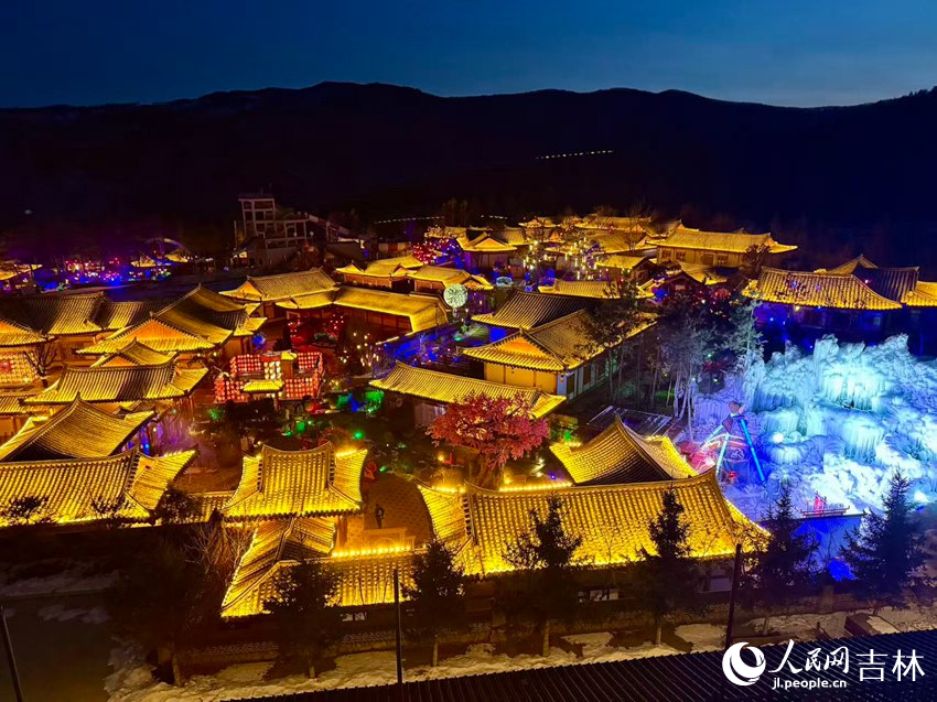 琵巖山的朝鮮族風格建筑群在夜色中燈火璀璨。人民網記者 李思玥攝