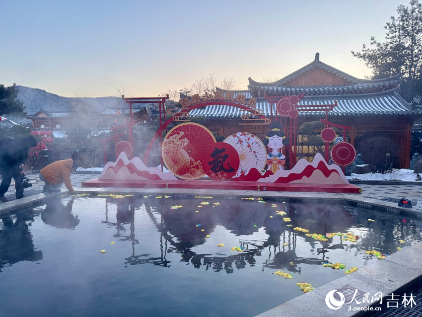 戶外溫泉池霧氣氤氳，游客可體驗“冰火兩重天”的泡湯樂趣。人民網記者 李思玥攝