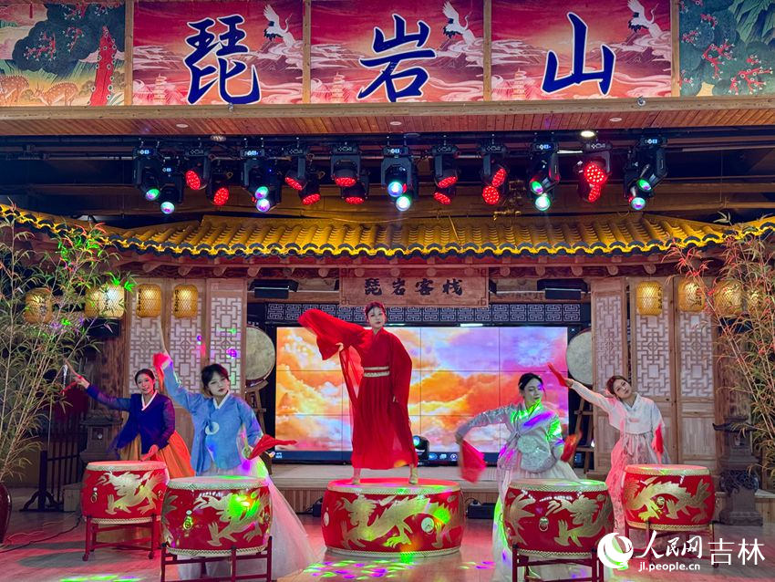 身著民族服飾的表演者敲鼓起舞。人民網記者 李思玥攝