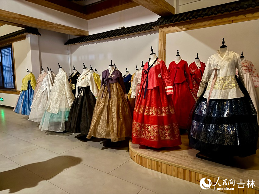 景區設有朝鮮族服飾免費體驗區，近百套傳統服飾供游客穿戴拍照。人民網記者 李思玥攝