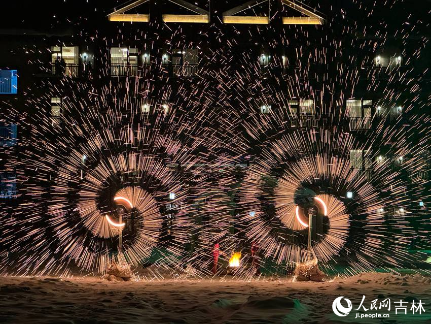 打鐵花表演。人民網記者 李思玥攝