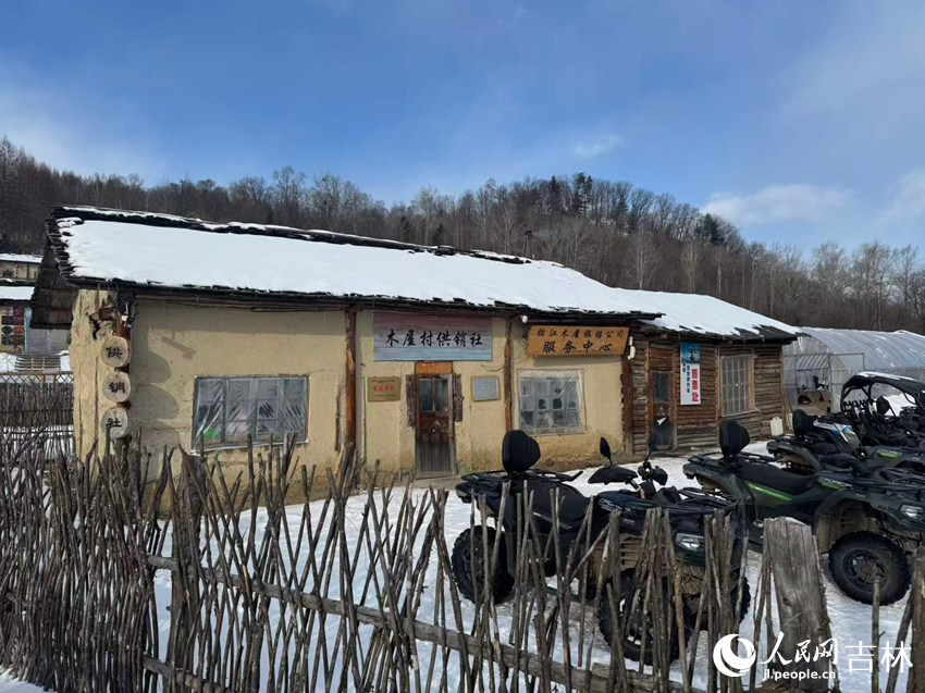 木屋供銷社門前停放著不少雪地摩托。人民網記者 李思玥攝