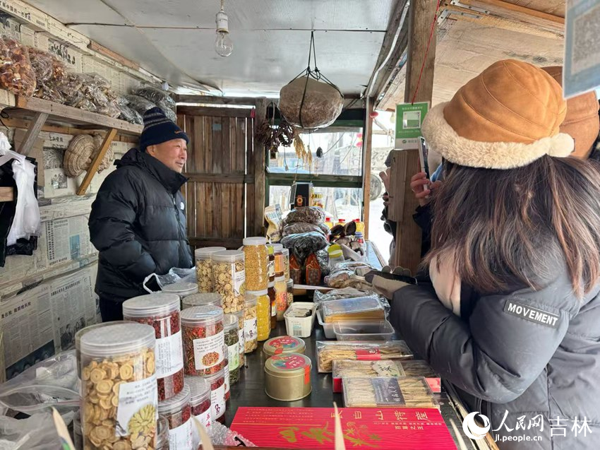 木屋村里的特產小店吸引了不少游客。人民網記者 李思玥攝