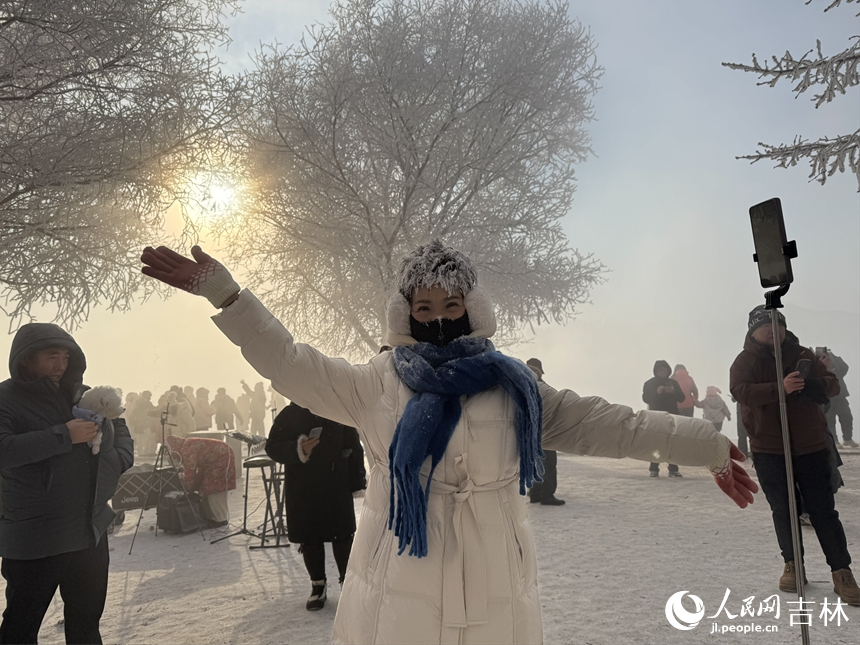 游客崔女士張開雙臂，記錄美景。人民網(wǎng)記者 李思玥攝