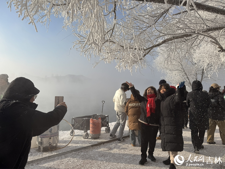 游客們紛紛用鏡頭記錄美景。人民網記者 李思玥攝