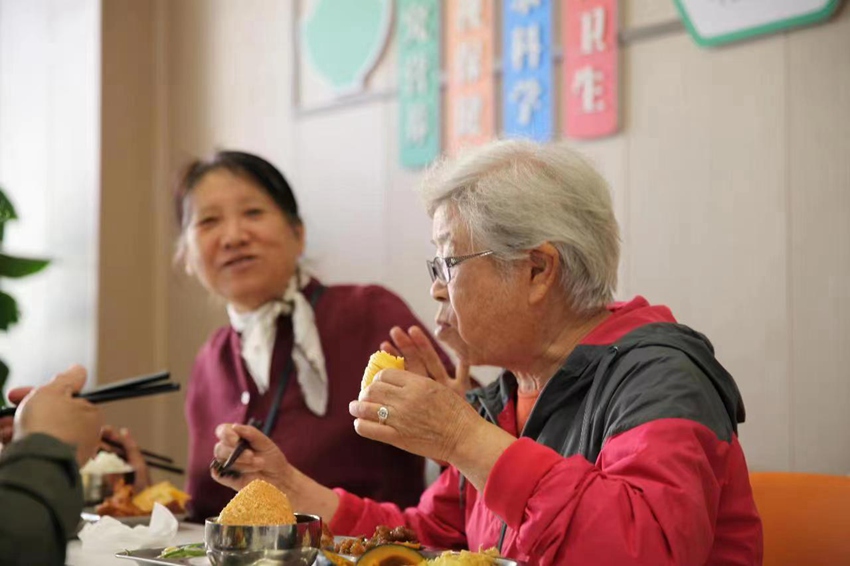 老年人在長(zhǎng)春新區(qū)飛躍街道三佳社區(qū)敬老餐廳用餐