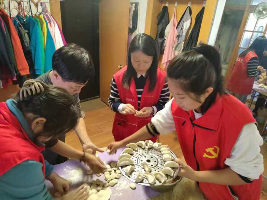 長(zhǎng)春市寬城區(qū)丹東路社區(qū)組織到低保戶(hù)家中送溫暖活動(dòng)