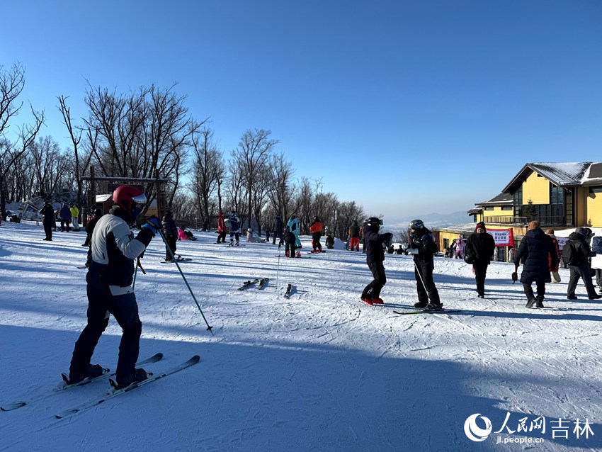 盡管是工作日，松花湖度假區的滑雪場里依然人氣十足。人民網記者 李思玥攝