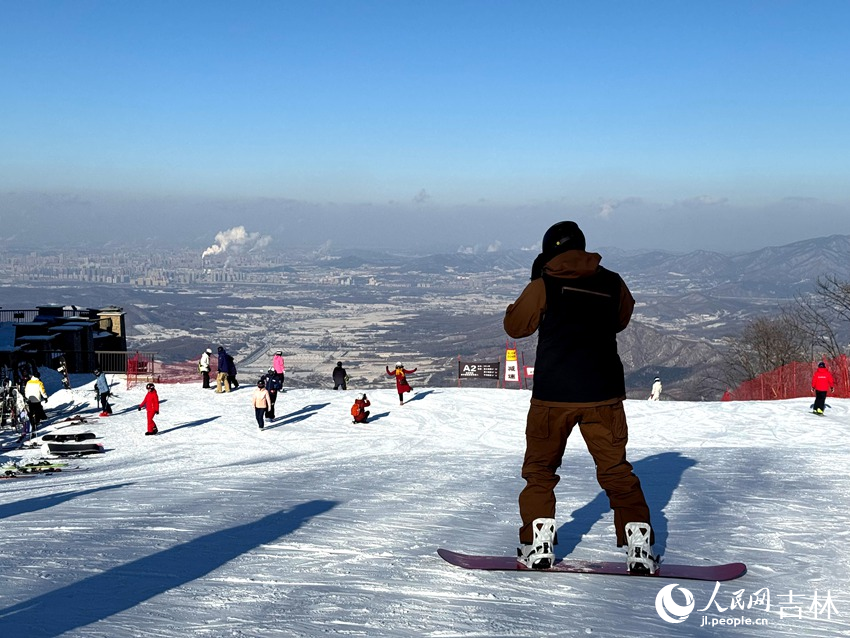 從松花湖度假區滑雪場高級雪道向下俯瞰，吉林市的風景盡收眼底。人民網記者 李思玥攝