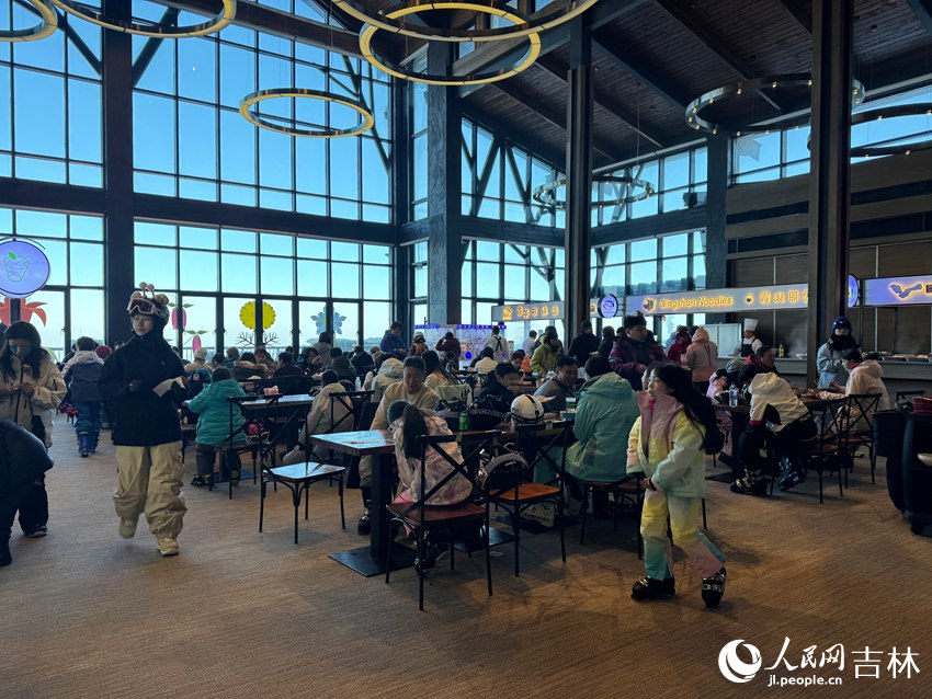 滑雪休息大廳內環境溫暖舒適，配套餐飲齊全。人民網記者 李思玥攝