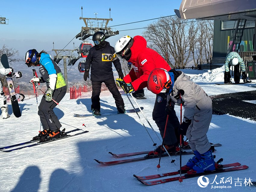 雪場內隨處可見親子一起滑雪的身影。人民網記者 李思玥攝