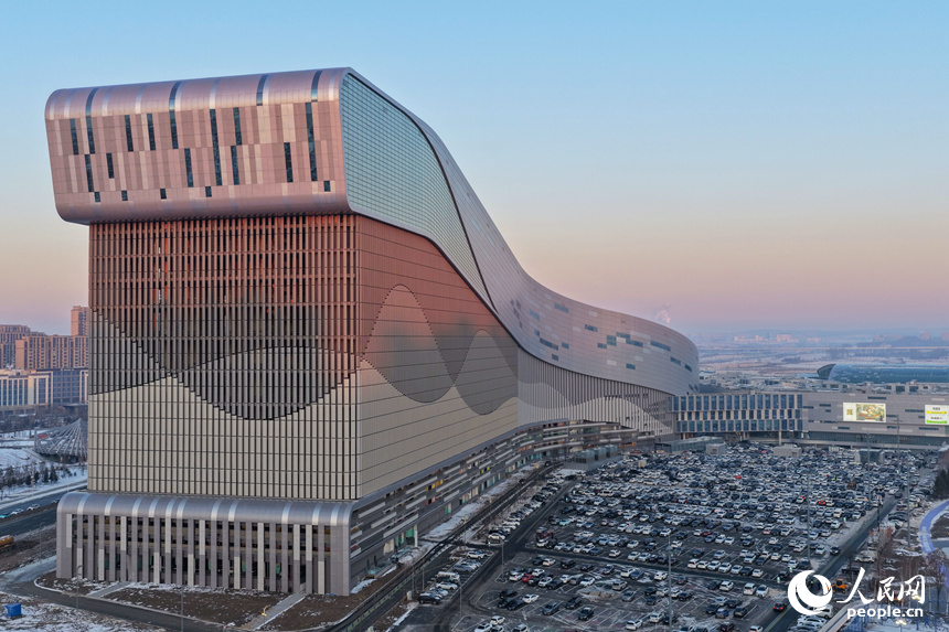 近日，吉林省首家大型室內(nèi)滑雪場“開板”運營。人民網(wǎng)記者 李洋攝