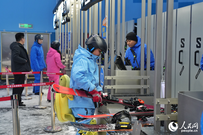 游客在滑雪場領取滑雪板。人民網記者 李洋攝