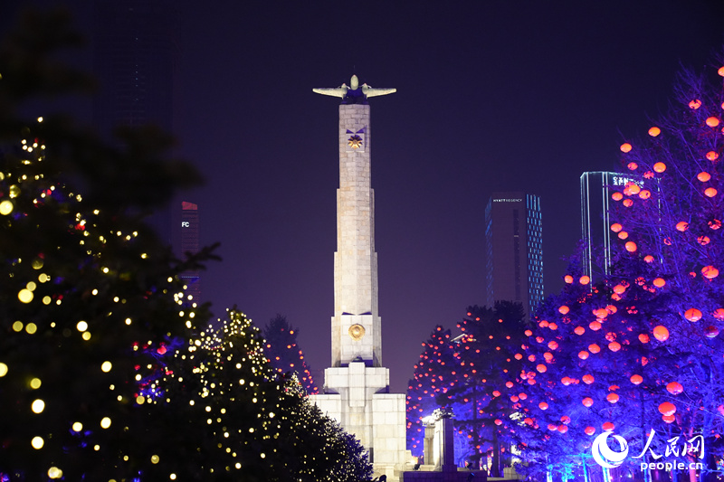 1月，隨著新春佳節臨近，長春市節日氛圍愈發濃厚。城區內張燈結彩，火紅的燈籠點綴著街頭巷尾，為即將到來的新年繪上了一筆喜慶的“中國紅”。人民網記者 李洋攝