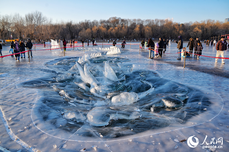 2月，長春南湖公園“冰龍”吸引著眾多市民游客前來打卡。這條長達30米的冰建，龍頭威武，龍身蜿蜒，龍爪強勁，好似要沖出水面起勢騰飛，向廣大市民游客傳遞著中華優秀傳統文化，寓意著幸福安康。人民網記者 李洋攝