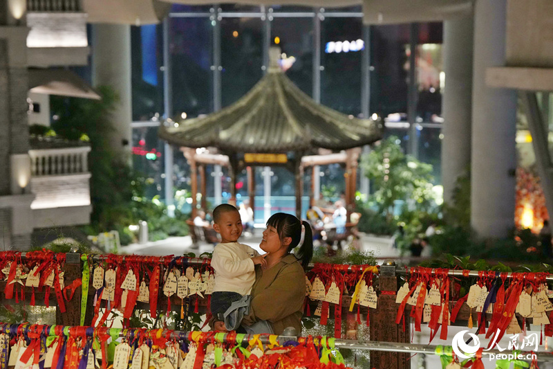 3月，長春“這有山”文旅綜合體人氣十足，一對母子在商場內合影留念?！斑@有山”位于長春市朝陽區，是吉林省地標性文旅項目。近年來，長春市圍繞吃穿住用行等傳統消費和服務消費，培育出一批帶動性廣、顯示度高的消費新場景。人民網記者 李洋攝