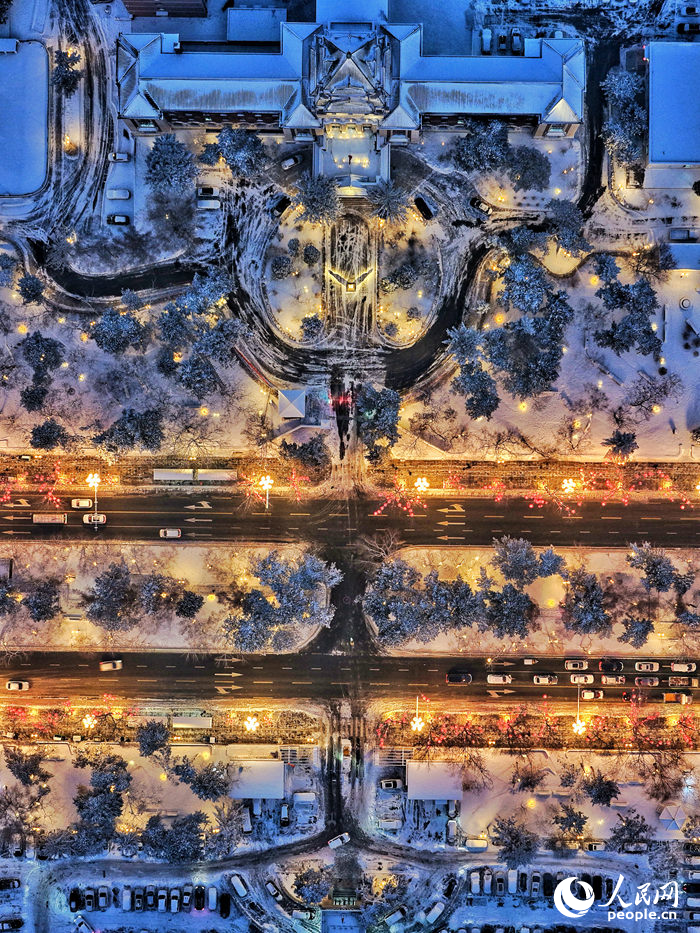 12月，一場大雪過后，長春市新民大街宛如一幅靈動的冬日畫卷，市民游客紛紛走上街頭賞景打卡，感受雪后的獨特韻味。新民大街是吉林省首條“中國歷史文化名街”，2025年啟動保護提升活化利用項目讓整條街道煥新重生，成為了春城最熱鬧的文化會客廳，生動展現了“人民城市人民建，人民城市為人民”的理念。人民網記者 李洋攝