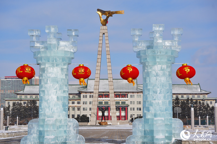 “冰天壇”旁掛起的大紅燈籠格外喜慶。人民網(wǎng)記者 李洋攝