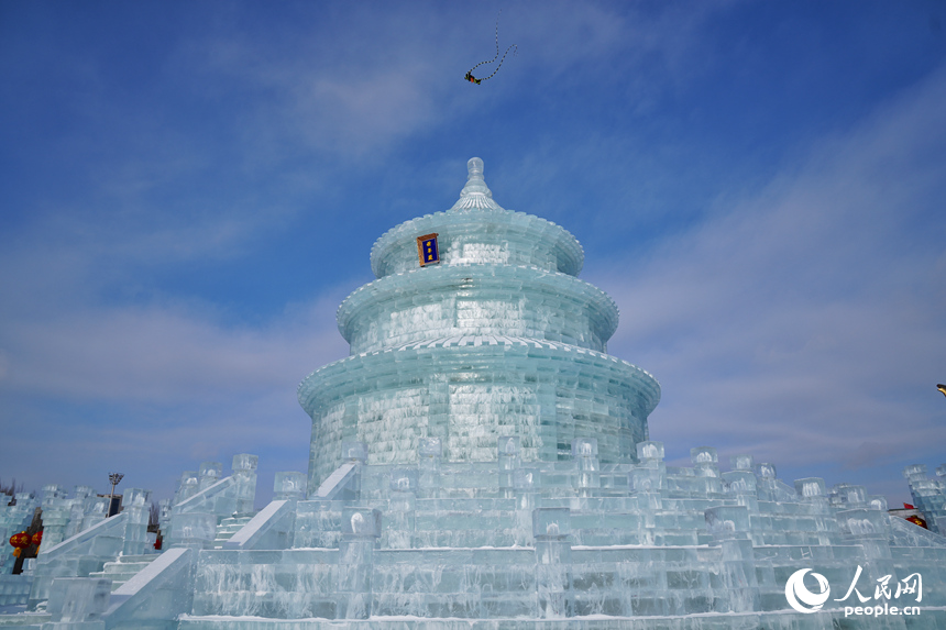 “冰天壇”在陽光照射下宛如瓊樓玉宇。人民網記者 李洋攝