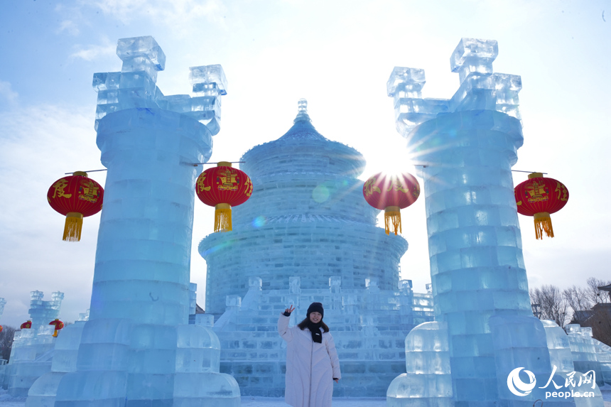 游客與“冰天壇”合影留念。人民網(wǎng)記者 李洋攝