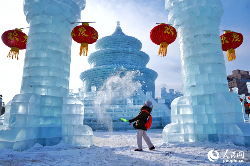 游客在“冰天壇”景觀前玩雪賞冰。人民網記者 李洋攝