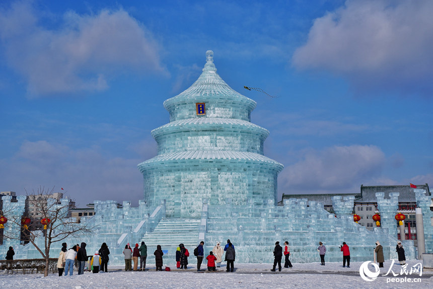 朝陽區文化廣場“冰天壇”吸引著大批市民游客前來觀賞。人民網記者 李洋攝